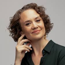 Hilary Gardner's Instagram, Twitter & Facebook