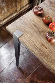 Je viens juste de recevoir ces 4 pieds de table pliante et j'ai vraiment beaucoup de difficulté à les ouvrir complètement jusqu'au click, du coup je n'arrive même plus à les plier. Notre Celebre Pied De Table Acier Brute De Chez Tiptoe S Associant Parfaitement Avec Le Bois Table Design Bois Table Bois Brut Pieds De Table