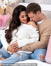 The all rise singer took to his instagram of himself giving the little one a forehead kiss. Lee Ryan Cradles Girlfriend Verity Paris Blossoming Baby Bump During Pregnancy Shoot Tendencias Hoy