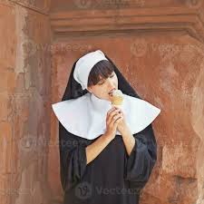 uma freira comendo a gelo creme cone 27612189 Foto de stock no Vecteezy