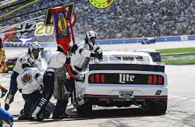 Every nascar cup series race in 2019 nascar tv viewers compared to the 2018 racing season. Hamlin Overcomes 2 Pit Penalties At Texas For 2nd Win Of 19 Taiwan News 2019 04 01