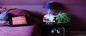 Des luminaires, aux accessoires en passant par la couleur des murs, découvrez 8 idées déco pour faire de votre chambre un petit havre de paix douillet, et en phase avec l'air du temps. 8 Idees Peinture Pour Une Chambre D Adulte Avec Du Violet