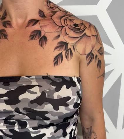 Floral shoulder cap tattoo for @masterstylist_miranda made at @manifesttattoosociety