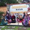 Usai pelaksanakan sholat ied, warga langsung melanjutkan dengan berziarah kubur dengan mendatangi makam orang tua dan kerabat. 1