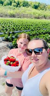 I had so much fun strawberry picking at Gallmeyer Farm the other day! 🍓🍓🍓