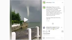 Pantai kenjeran menyimpan banyak sekali keindahan, ombaknya yang sangat tenang,pepohonan yang jarang, pantainya yang dangkal dan berangin menjadikan tempat ini banyak menjadi alternativ wisata. Viral Video Puting Beliung Gemparkan Warga Pantai Kenjeran Surabaya Suara Jatim