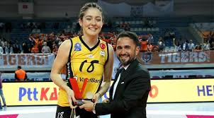 2017'de de u20 dünya şampiyonasında en i̇yi orta oyuncu seçilerek, madalyasını çiftlemiştir. Zehra Gunes Sampiyonluk Icin Cok Mutluyum Sultanlar Voleybol Extra