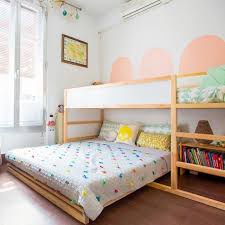 Hochbett Und Doppelbett Im Geteilten Kinderzimmer Platzsparend Fur Kleine Kinderzimmer Fur Zwei Hochbett Und Ikea Kinderzimmer Ikea Kura Bett Schlafzimmer Diy