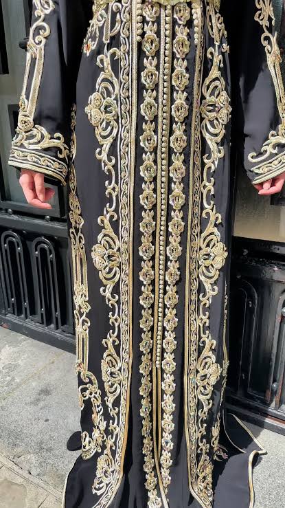Le caftan Tarz rbati noir✨ Nos Takchitas uniquement en location pour vos plus belles occasions. Taille 36-48 Informations et disponibilit&eacute;s en MP #locationcaftan #locationcaftanparis ...