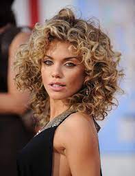 Coupes De Cheveux Sublimez Vos Boucles Coupe De Cheveux Coiffure Cheveux Frises Coiffure Cheveux Boucles