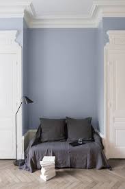 La peinture grise claire est idéale pour une déco de chambre d'adulte relaxante de style contemporain. Velours De Peinture Couleur Gris Bleu Guimet Liberon