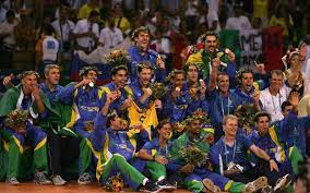 O brasil fez sua estréia em olimpiadas no edição de 1952, quando acabou eliminado nas quartas de final pela foram 12, sendo cinco em atenas 2004, cinco em pequim 2008 e dois em londres 2012. Nos 15 Anos Do Ouro Em Atenas Campeoes Do Volei Lembram Ansiedade Uniao E Egos De Lado Gq Esportes