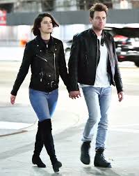 Ben barnes' relationship in gold digger may be the talk of the town but the actor is single in real life. Ewan Mcgregor Holds Hands With Girlfriend Mary Elizabeth Winstead Mary Elizabeth Winstead Ewan Mcgregor Mary Elizabeth