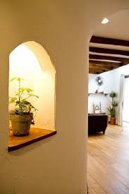 一気にお洒落な空間に 優しく照らすニッチ照明 ダウンライト 漆喰壁 インテリア