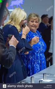 Die konservative norwegische ministerpräsidentin erna solberg kann weiter regieren. Krone Prinzessin Mette Marit Aus Norwegen Links Und Erna Solberg Ministerprasident Von Norwegen Test Riechende Proben Der Geruche Und Kurze Geschichten Auf Den Tisch In Der Pension Norwegen Buste Geste Riechen Invisible