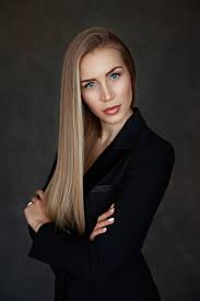 What Is Butterfly Lighting And How To Use It In Portrait Photography Bidun Art Portrait Photography Women Portrait Photography Business Portraits Woman