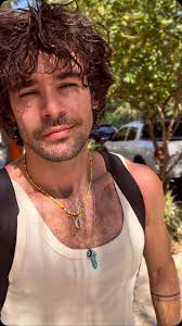 Ser picado pela arte desde criança é carregar no sangue um chamado  irreversível, uma febre que nunca baixa, um fogo que arde sem se apagar.  Não é apenas um encanto passageiro, mas uma necessidade ...