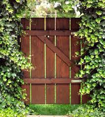 Ein Schon Angelegter Und Liebevoll Gepflegter Garten Benotigt Selbstverstandlich Auch Ein Ebenso Dekoratives Gartentor Dabei Di Gartentor Garten Garteneingang