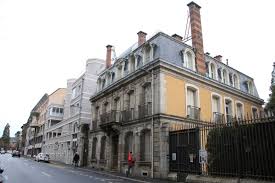 La moins chère est en voiture, ce qui coûte 26€. Le Puy En Velay Les Batiments De La Banque De France Vont Devenir Des Appartements Le Puy En Velay 43000