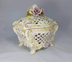 The white painted ceramic box with lid 22:15 of the 'meridiane' collection can be the container where. Ancient Ceramic Jewelry Box Antique Vintage Object Ceramiche Barettoni Nove