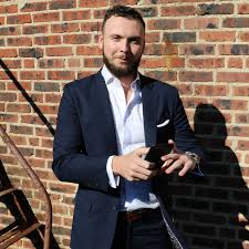 But pay attention to the red carpet awards on tv and you'll see many of the men wearing a suit with out a tie. Top 10 Best French Cuff Shirt Brands How To Wear French Cuff Shirts