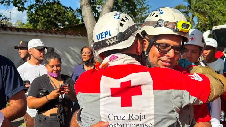 Rescatan con vida a vigilante que sobrevivió más de ocho días bajo escombros  en Venezuela - BluRadio