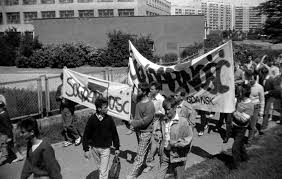 Stan wojenny w polsce ) został uznany w okresie pomiędzy 13 grudnia 1981 a 22 lipca 1983 roku rząd spośród prl drastycznie ograniczonej codziennego życia. Stan Wojenny W Polsce 1981 1983 Smartage Pl