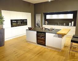 Schuller Musterkuche Faszinierende Vollausstattung Muldenluftung Flacheninduktion Pyrolyse Backofen Mit Dampfzugabe Ein Kuche Loft Musterkuchen Haus Kuchen