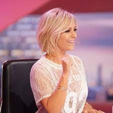 Deutschland sucht den superstar dsds jury mit h p baxxter vanessa mai und michelle komplett kino und tv. Michelle Bei Dsds 2017 Michelle Frisur Styling Kurzes Haar Coole Frisuren