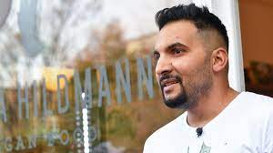 Attila hildmann wurde einst zum veganer, nachdem sein adoptivvater einen herzinfarkt erlitten hatte. Attila Hildmann Wehrt Sich Gegen Kritik An Seinem Korper Stern De