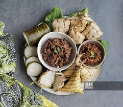 Roti canai atau roti jenis leper yangberbentuk bulat ini, merupakan satumakanan kegemaran kepada semuakaum di malaysia.ia dimakan sebagai. Kulinari Tradisional Melayu Tarikan Pelancongan
