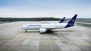 Je nach reiseentfernung empfiehlt es sich, zwischen 90 und 120 minuten vor boarding am flughafen zu der gedanke das flugzeug wird schon nicht ohne mich starten ist also fehl am platz. Lufthansa Cargo Wichtige Rolle Bei Der Impfstoffverteilung Reisetopia