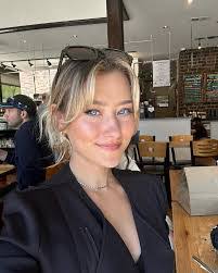 Ariel Raven's Instagram, Twitter & Facebook