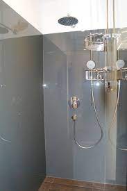 Ein cleanes badambiente das war es was sich der hausherr für seine besucher. Glas Statt Fliesen Elegante Ruckwande Badezimmer Com