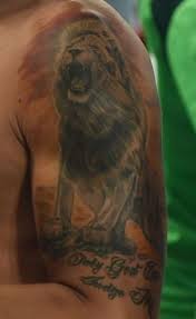 Koluna geçtiğimiz yıllarda aslan dövmesi yaptıran oyuncuya bu konuda soru yöneltilirken mesut buna cevap vermek istemedi: Mesut Ozil S 2 Tattoos Their Meanings Body Art Guru