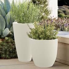 Https Www Yuccabeitalia Com Hybrid Polymer Planters Come In Different Hues Some Are Of Light Weight An Tall Outdoor Planters Tall Planters Outdoor Planters