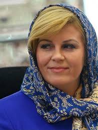 في زمن قياسي، أصبحت الرئيسة الكرواتية كوليندا غرابار كيتاروفيتش نجمة سياسية تتسابق لالتقاط صورها ومتابعة أخبارها وكالات الأنباء حول العالم، بعد أن قدمت صورة مختلفة عن القادة السياسيين الذين تابعوا أخبار منتخباتهم. Ø§ÙØ³ÙØ±Ø© Ø§ÙØ°Ø§ØªÙØ© ÙÙ ÙÙÙÙÙØ¯Ø§ ØºØ±Ø§Ø¨Ø§Ø± Ø±Ø¦ÙØ³Ø© ÙØ±ÙØ§ØªÙØ§ ÙÙØ§ÙØ§Øª