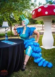 Para ser más sugerente se ha roto la costura de la cremallera y ubicado una tarjeta, en su interior se encuentra una caja con brocados. Related Image Alice In Wonderland Costume Caterpillar Costume Wonderland Costumes