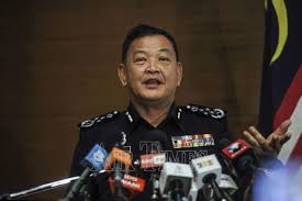 Menurut sumber, tiga nama dicadangkan polis diraja malaysia (pdrm) kepada perdana menteri, tan sri muhyiddin sementara itu, jemputan media majlis serah terima tugas timbalan ketua polis negara dan naib pengerusi perkep malaysia juga sudah diedarkan kepada petugas media hari ini. Henti Buat Cerita Palsu Tentang Istana Negara Ketua Polis Negara Air Times News Network