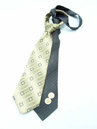 Hoch gebildet zu sein, einen schlips zu tragen, mit der gabel zu essen oder sich einmal pro …woche die fingernägel zu schneiden reicht offensichtlich nicht aus. Krawatte Definition And Synonyms Of Krawatte In The German Dictionary