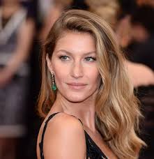 hellbraune haare eine schauspielerin grune ohrringe mit schwarzem kleid abgestimmt hair styles beauty hair