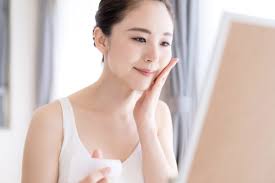 肌の綺麗さはやっぱり重要？ 「シミやシワは個性のひとつ」との名言も – Sirabee