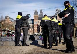 Amsterdam roept op om niet naar demonstratie te komen; 33 Arrestaties Bij Demonstratie In Amsterdam Museumplein Leeggestroomd Binnenland Ad Nl