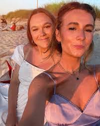 Amber Everitt's Instagram, Twitter & Facebook