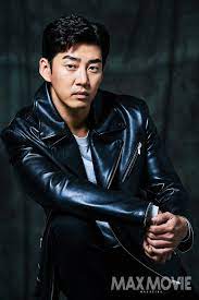 2004년 서울…하얼빈에서 넘어와 단숨에 기존 조직들을 장악하고 가장 강력한 세력인 춘식이파 보스 '황사장(조재윤 분)'까지 위협하며 도시 일대의 최강자로 급부상한 신흥범죄조직의 악랄한 보스 '장첸. ë§¥ìŠ¤ë¬´ë¹„