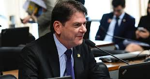 Ciro vence bolsonaro entre os mais jovens (43% a 34%), e na região nordeste (46% a 30%). Senador Cid Gomes Irmao De Ciro Gomes E Baleado Ao Tentar Invadir Quartel Veja Video Portal Benicio Compromisso Com A Verdade