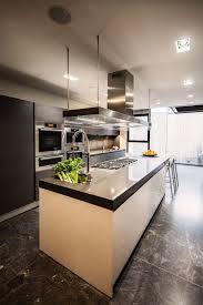 جزيرة المطبخ 10 أشياء لتضعها في اعتبارك Homify In 2020 Kitchen Home Decor Decor