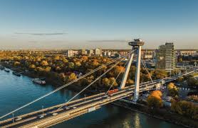 Πρωτεύουσα της σλοβακίας και μεγαλύτερη πόλη της χώρας, η μπρατισλάβα είναι χτισμένη στα νοτιοδυτικά σύνορα και έχει μια σημαντική ιδιαιτερότητα καθώς είναι η μόνη εθνική. To Slobakiko Ufo Kai H Yperoxh 8ea Ths Polhs Travel Vibe