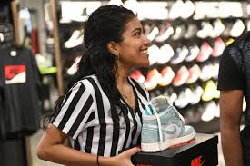 With approximately 3,000 retail stores in 27 countries across north america, europe, asia, australia and new zealand, as well as websites. Foot Locker Inc Fortune