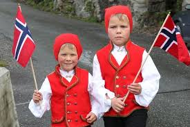 Flagget er trykket på strikket polyester, pinnen i tre. Leserinnlegg Kun Norske Flagg Pa 17 Mai Bodoposten No